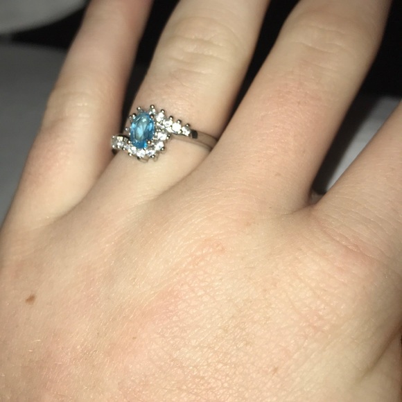 A ring - Picture 2 of 2